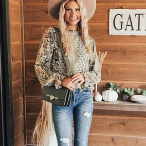 ♥️New boutique floral print ruffle cuff